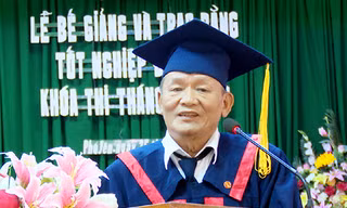 Ông Mai nhận bằng cử nhân luật hồi tháng 10. Ảnh: Nhân vật cung cấp.