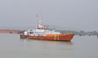 Tàu SAR 413 đang trực tiếp chỉ đạo tại hiện trường tìm kiếm 3 ngư dân mất tích