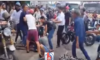 Nam thanh niên bị người dân vây lại. 