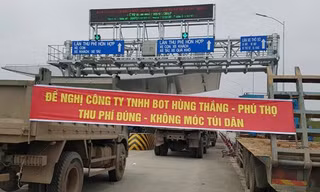 Các chủ phương tiện căng băng rôn phản ứng thu phi tại trạm BOT Tam Nông