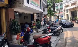 Phố Mã Mây cảnh buôn bán đã khác trước, các cửa hàng ăn uống đã thu dọn vào bên trong