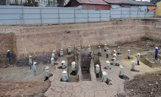 Mặt bằng di tích kiến trúc tâm linh đặc biệt thời Lý, tại hố G7-G8 được minh họa bằng người đứng, tượng trưng cho các vị trí cột gỗ. 