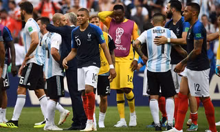 Đánh bại Argentina, tuyển Pháp gánh... 'lời nguyền' bị loại 