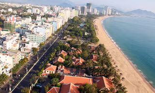  Điểm nhấn của thành phố chính là con đường Trần Phú uốn lượn bao quanh vịnh Nha Trang xanh như ngọc, với một bên là biển một bên là những khách sạn cao tầng