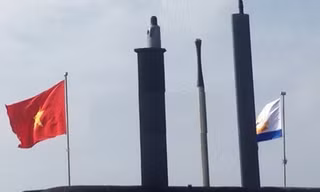 Uy nghiêm lễ thượng cờ trên tàu ngầm Kilo Hà Nội