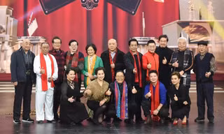 Thôi Minh Vỹ (mặc đồ trắng) và đoàn phim "Tây du ký" tái ngộ sau hơn 30 năm.