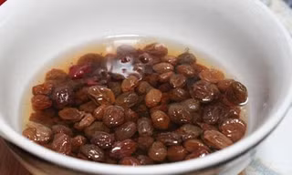 Bài thuốc nho khô ngâm nước thanh lọc gan chỉ 2 ngày