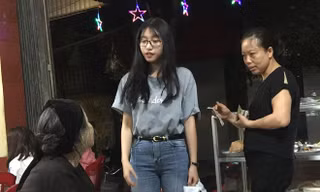 Cô gái mua cơm cho bà cụ ăn xin được dân mạng khen ngợi. Ảnh: ĐV.
