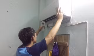 Nắng nóng, chủ nhà trọ ở Hà Nội mở dịch vụ cho thuê điều hòa với giá 100.000-200.000 đồng một tháng. Ảnh: Ngọc Lan.