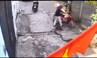 Camera ghi cảnh 2 tên trộm dễ dàng bẻ khóa xe máy trong ngõ