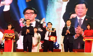 Phạm Đức Anh (ở giữa ảnh), sinh viên trường Đại học Y Hà Nội, người giành 2 Huy chương Vàng Hóa học Quốc tế năm 2017, 2018, nhận được Huân chương Lao động hạng Ba được vinh danh là 1 trong 10 Gương mặt trẻ Thủ đô tiêu biểu. 