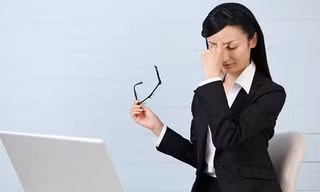 Làm việc thường xuyên với máy tính xách tay gây hại cho cơ thể cả nam và nữ