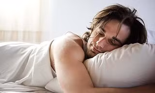Những tư thế ngủ khiến quý ông bị yếu sinh lý