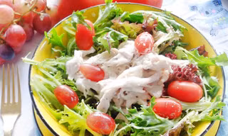Các đồ béo như salad trộn cùng mayonnaise là món ăn mà người bệnh suy giáp nên tránh.