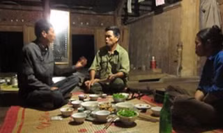 Ông Hiển đang trò chuyện với phóng viên. 