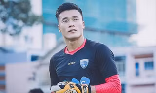 Thủ môn Bùi Tiến Dũng khiến bao cô gái mê mẩn. Tuy nhiên, anh lại quan tâm và theo dõi hai mỹ nhân Việt nóng bỏng này.