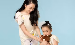 Con gái Linh Nga xinh đẹp, tạo dáng sành điệu bên mẹ 