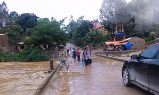 Muốn đến trường, học sinh phải đi qua cầu ngầm này. Ảnh: Lộc Minh Đức