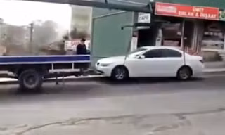 Xe sang BMW bị cần cẩu 'hành hạ'