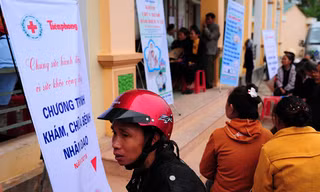 Báo Tiền Phong phối hợp với Hội CTĐ Nghệ An và Cty Dược Hải Dương khám bệnh, cấp thuốc cho người nghèo tại xã Tân Hương (huyện Tân Kỳ).