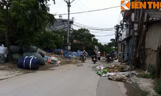 Các loại phế liệu chất thành đống trên vỉa hè của con đường dẫn vào Trung Văn.