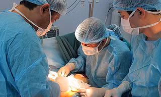 Phẫu thuật vòng 1 cho bệnh nhân bị bệnh lý ngực phì đại, chảy xệ tại Bệnh viện Xanh Pôn (Hà Nội).