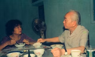 Bữa cơm của 2 vợ chồng Đại tướng do Đại tá Trần Hồng chụp