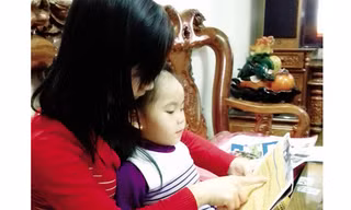 Bé Phương bỗng dưng biết đọc khiến nhiều người kinh ngạc. Ảnh: T.G