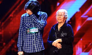 Thí sinh Lê Tích Kỳ cùng bà ngoại trên sân khấu X-Factor 