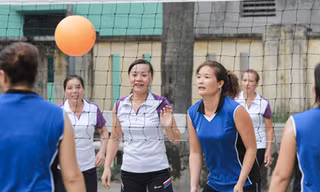 Hầu như quận, huyện nào trên thành phố Hà Nội cũng có các đội, CLB bóng chuyền hơi của người cao tuổi. Ảnh: Tú Anh.