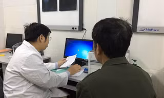 Bác sĩ Nguyễn Trần Trung khám bệnh cho bệnh nhân gout. Ảnh: HQ.