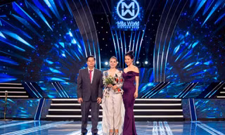 Cố vấn sắc đẹp Hằng Lê nhận hoa từ BTC của cuộc thi Miss World Vietnam 2019