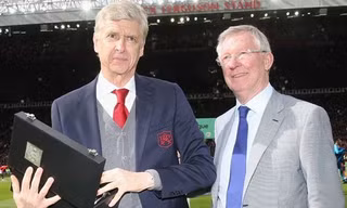 Ferguson tặng quà cho Wenger một tuần trước khi lên bàn mổ. Ảnh: Reuters.