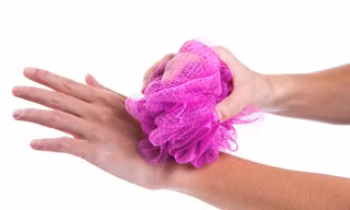 Dùng bông tắm dạng lưới có thể gây viêm da