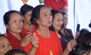 Bà Hường, mẹ của trung vệ Tiến Dũng hồi hộp theo dõi từng đường bóng