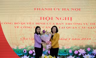 Phó Bí thư Thường trực Thành ủy Ngô Thị Thanh Hằng trao quyết định và tặng hoa chúc mừng tân Bí thư Quận ủy Cầu Giấy Trần Thị Phương Hoa.