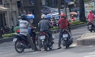 Những “kiều nữ” lượn lờ bằng xe tay ga 