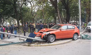 Xe BMW húc đổ cột đèn, một người bị thương