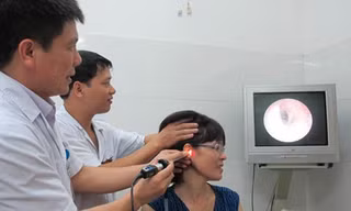 Bác sĩ khuyên không tự ý lấy ráy tai tránh làm xước da ống tai, thậm chí thủng màng nhĩ. Ảnh: N.Phương. 