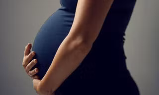 Sharmira Johnson được cho là vi phạm chính sách "không mang bầu trong thời gian làm việc" của công ty nên cô bị đuổi việc. Ảnh minh họa: Breaking News USA.