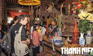 Các bạn trẻ trong hành trình tìm hiểu điêu khắc dân gian cùng nhà nghiên cứu Trần Hậu Yên Thế - Ảnh: tư lieu 
