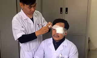 Bác sĩ Nghĩa được đồng nghiệp băng bó tạm vết thương. 