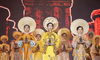 Hoa Hậu Việt Nam Đỗ Mỹ Linh thực hiện nghi lễ dâng trầm tại chương trình Trầm Hương Khánh Hoà- Linh khí của Trời Đất.