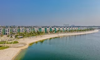 Bãi biển nhân tạo tại Vinhomes Ocean Park mô phỏng y hệt bãi biển tự nhiên với bãi cát trắng mịn trải dài và hàng dừa nhiệt đới xanh mướt bao quanh