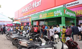 Chen chân tại siêu thị điện máy mới khai trương trong ngày Vàng