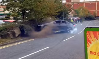 Xe sang drift đâm vào bụi cây