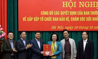 Phó Bí thư Thường trực Thành ủy Ngô Thị Thanh Hằng trao Quyết định kiện toàn Ban Bảo vệ, chăm sóc sức khỏe cán bộ thành phố Hà Nội.