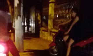 Gái mại dâm công khai hoạt động trên nhiều tuyến đường Hà Nội.