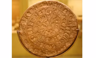 Chiếc đĩa cổ với những ký hiệu bí ẩn. Ảnh: Wikimedia commons/PRA