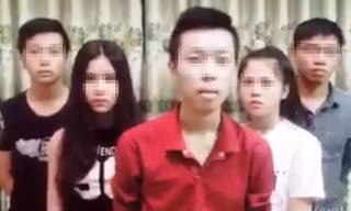 Việc nhóm học sinh, sinh viên này lên mạng xin lỗi về hành động nông nổi của mình là từ ý thức tự giác, không chịu tác động bởi công an. Ảnh cắt từ clip (Xin loi noi xau thi cu Hue)